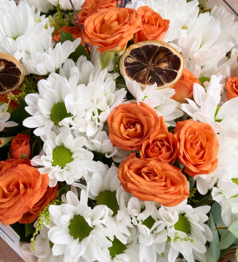 Tasarım Bukette Turuncu Güller ve Beyaz Papatyalar
