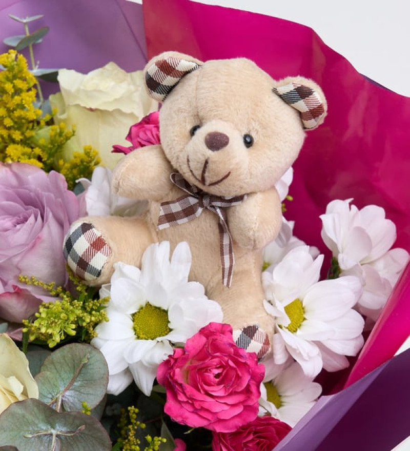 Pembe Bukette Renkli Güller ve Ayıcık Anahtarlık