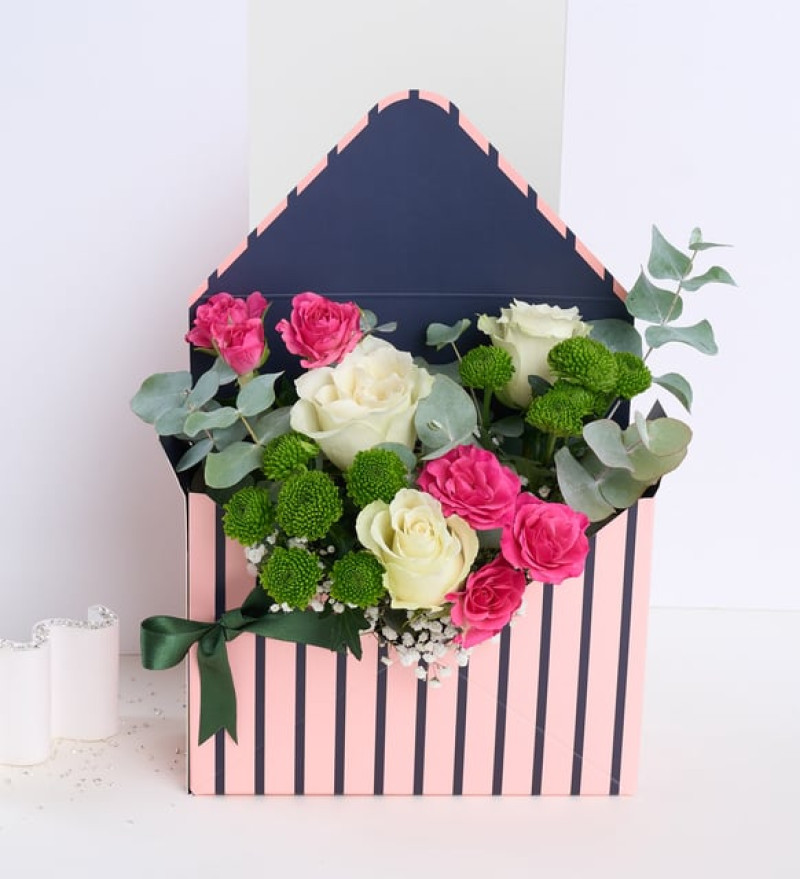 Mor Çizgili Zarfta Beyaz ve Pembe Güller