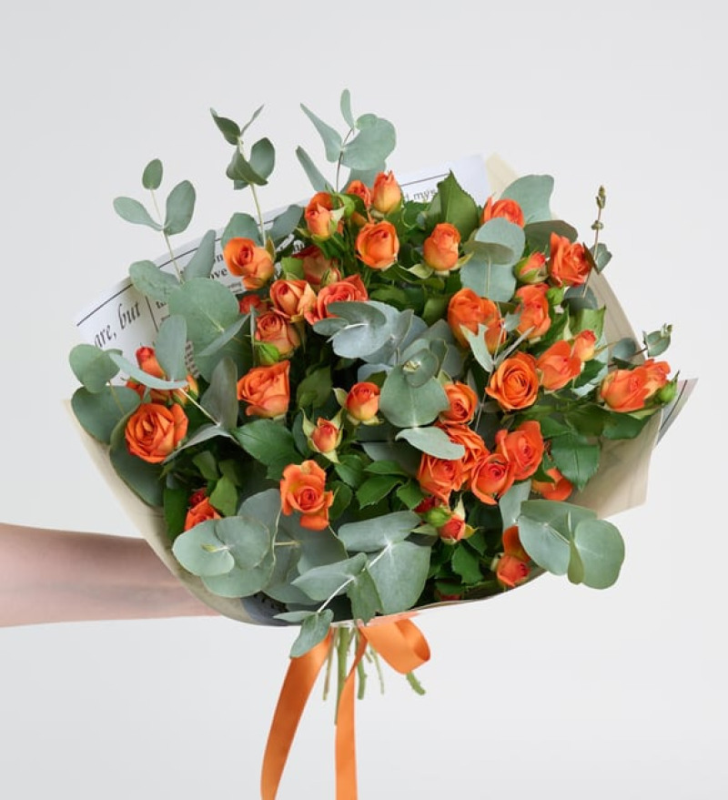 Gri Gazete Buket Kağıdında Turuncu Çardak Güller
