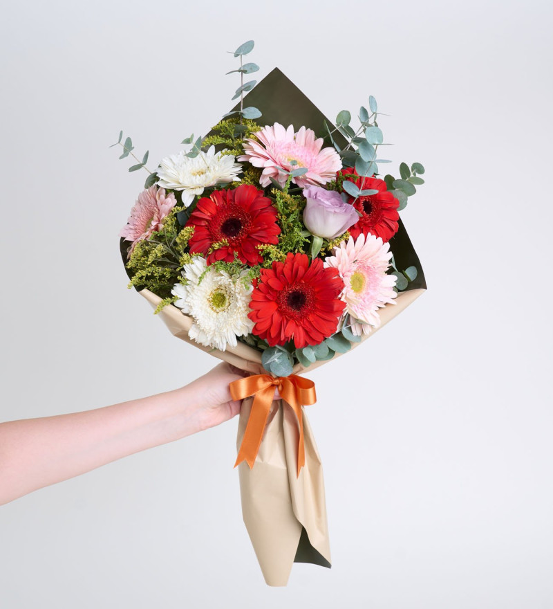 Kahve Yeşil Bukette Gerberalar ve Lila Güller