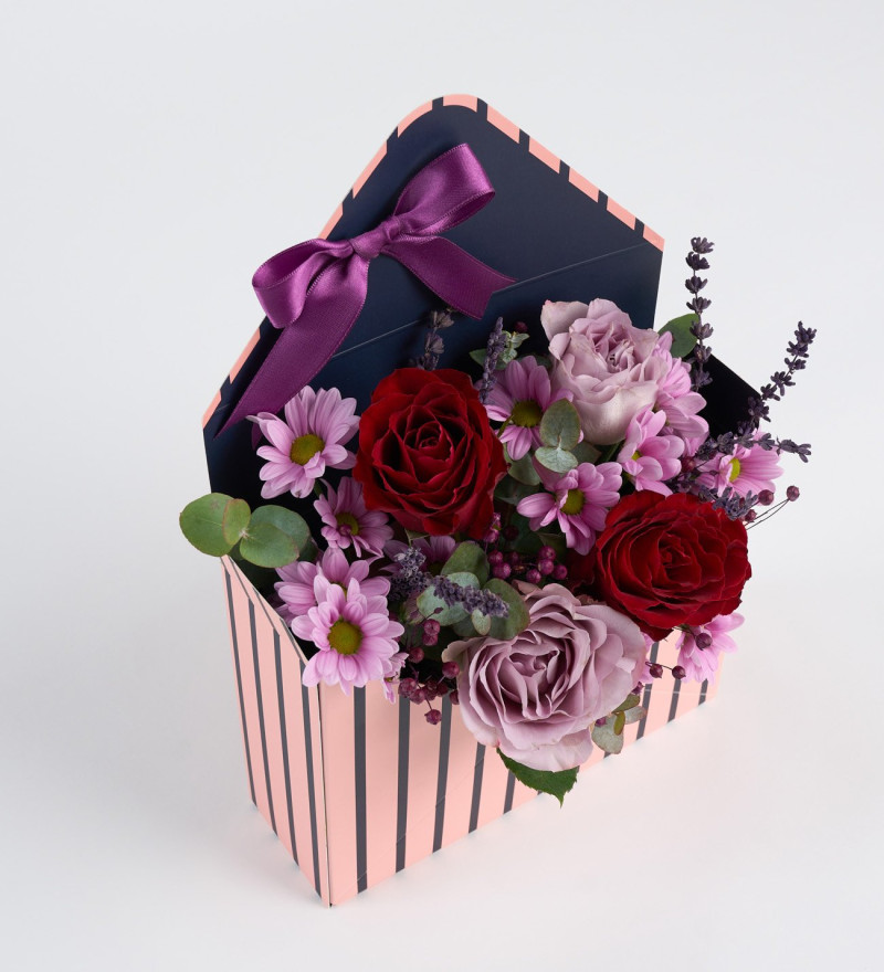 Mor Zarfta Kırmızı Lila Güller ve Pembe Papatyalar