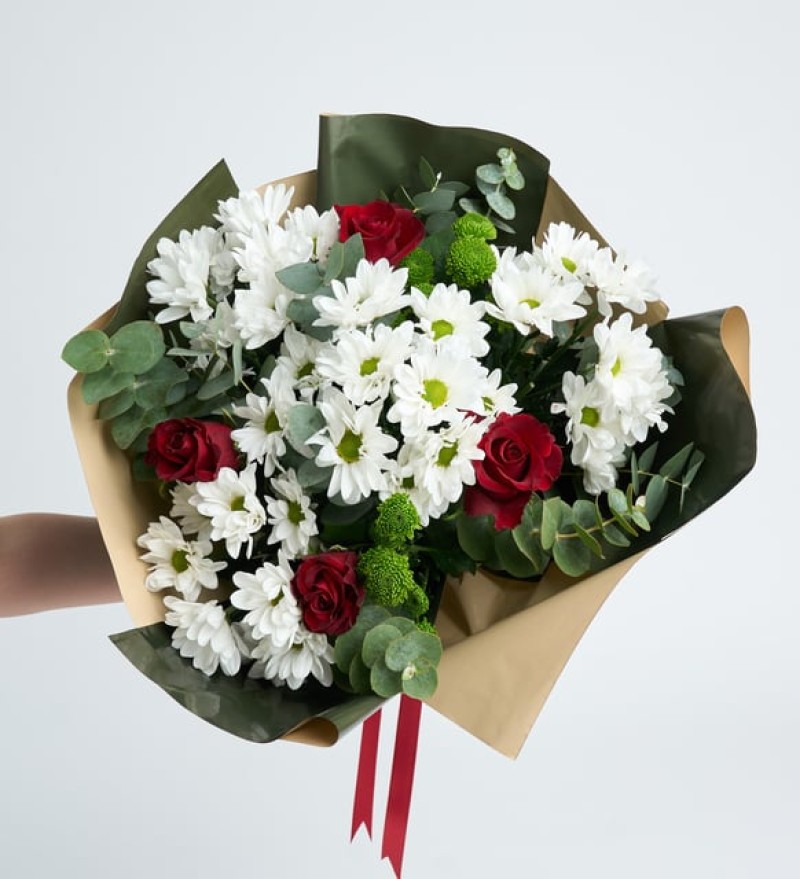 Yeşil Kahve Bukette Gül ve Papatya Aranjmanı